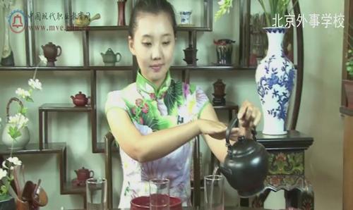 北京外事學(xué)校：教你沏泡龍井茶