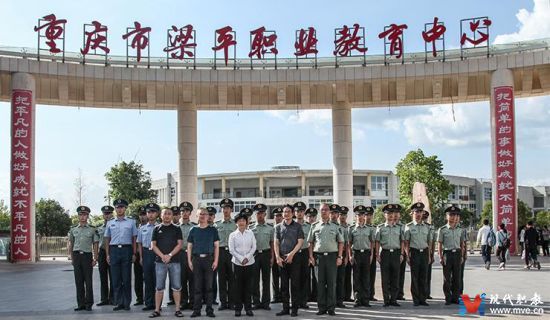 (重慶機(jī)電職業(yè)技術(shù)學(xué)院軍訓(xùn)團(tuán)赴梁平職教中心執(zhí)訓(xùn)。梁平職教中心供圖)