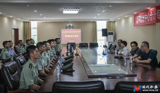 (重慶機(jī)電職業(yè)技術(shù)學(xué)院軍訓(xùn)團(tuán)赴梁平職教中心執(zhí)訓(xùn)。梁平職教中心供圖)